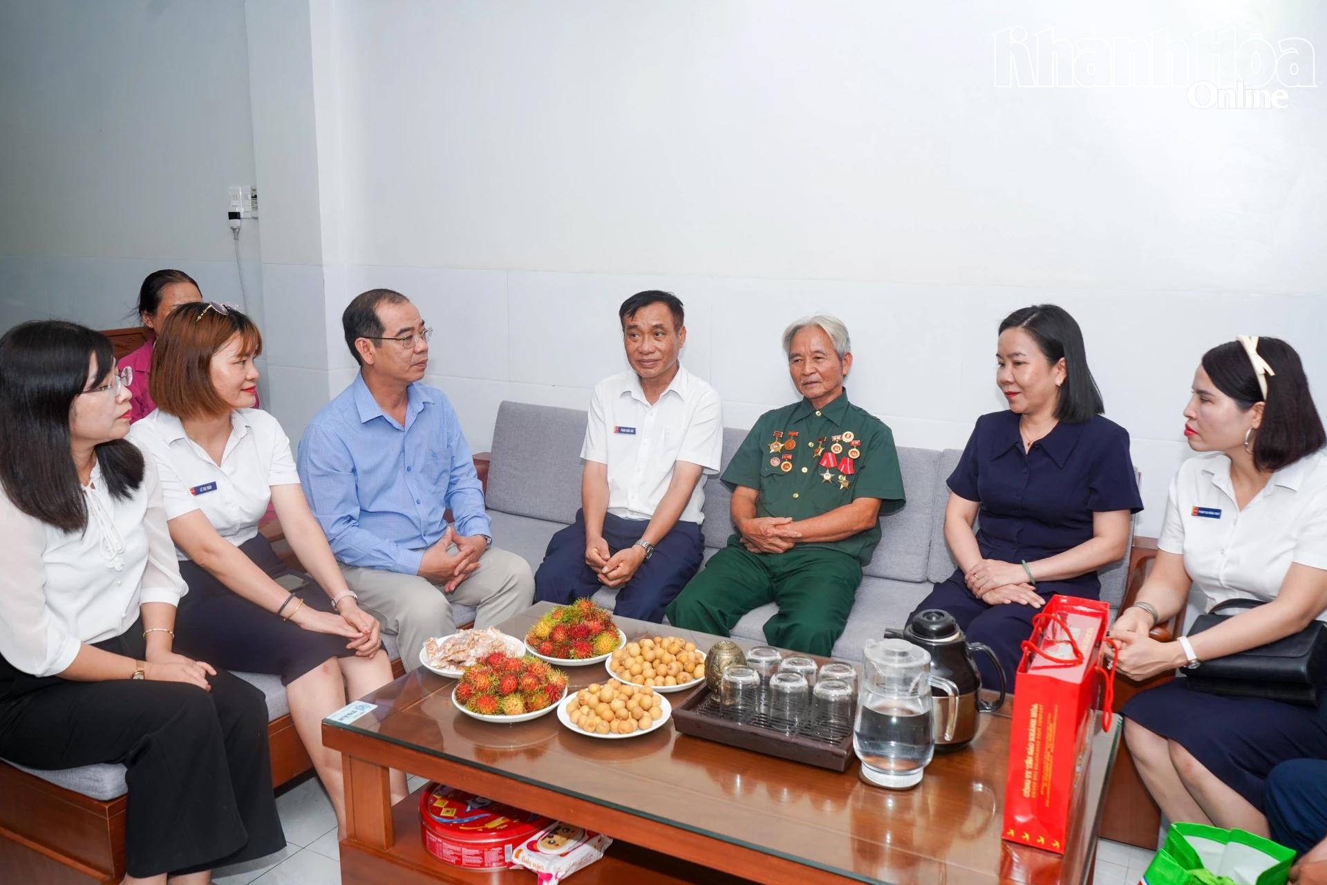 Đoàn công tác thăm gia đình ông Lê Như A.