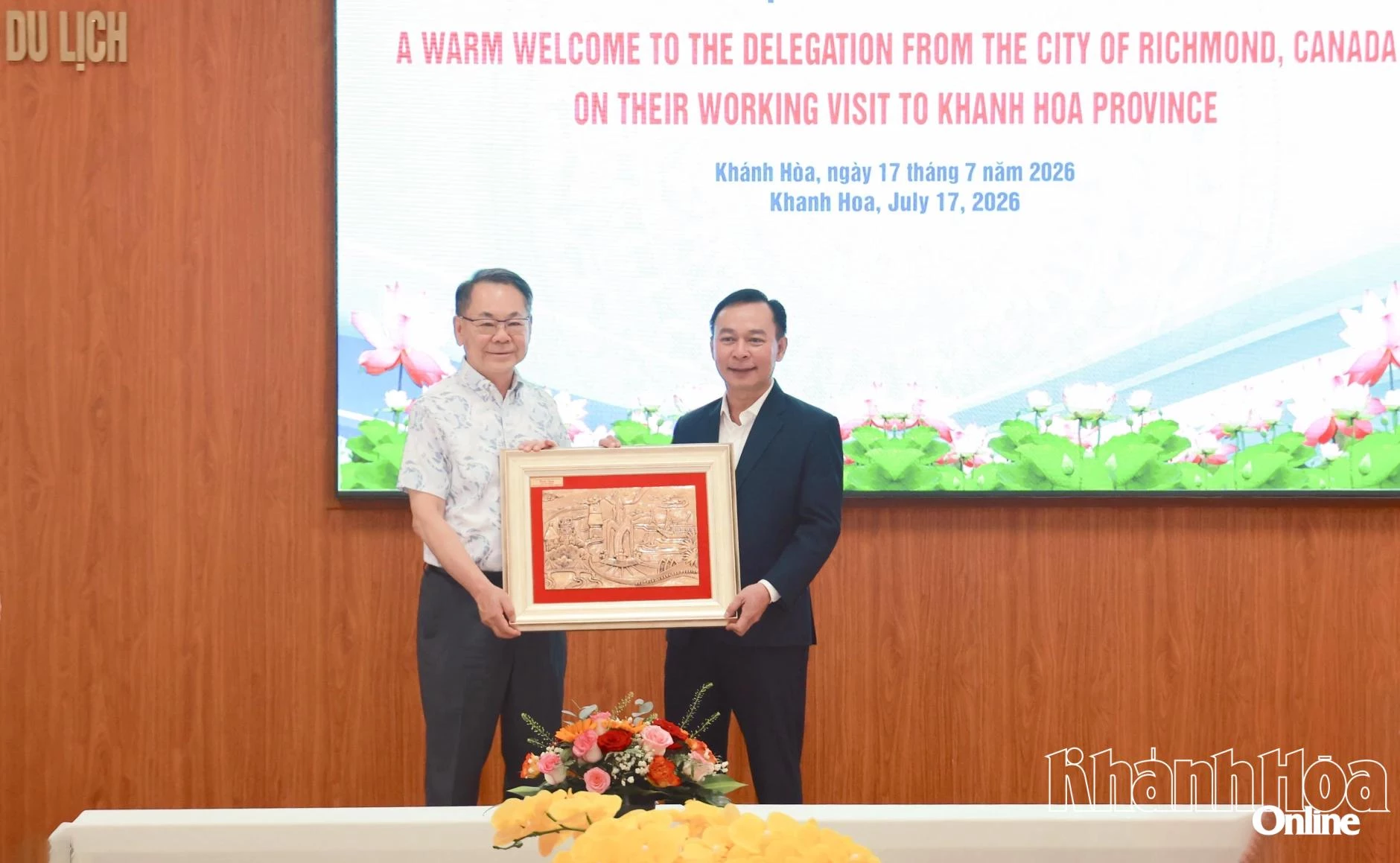 Trung tâm Xúc tiến Đầu tư, Thương mại và Du lịch tỉnh tặng quà lưu niệm cho TP. Richmond.