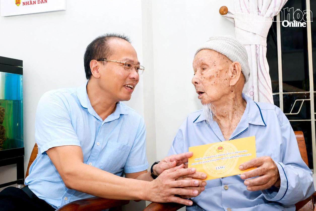 Chủ tịch Ủy ban MTTQ Việt Nam tỉnh Nguyễn Khắc Hà tặng quà, thăm hỏi sức khỏe ông Lê Thành