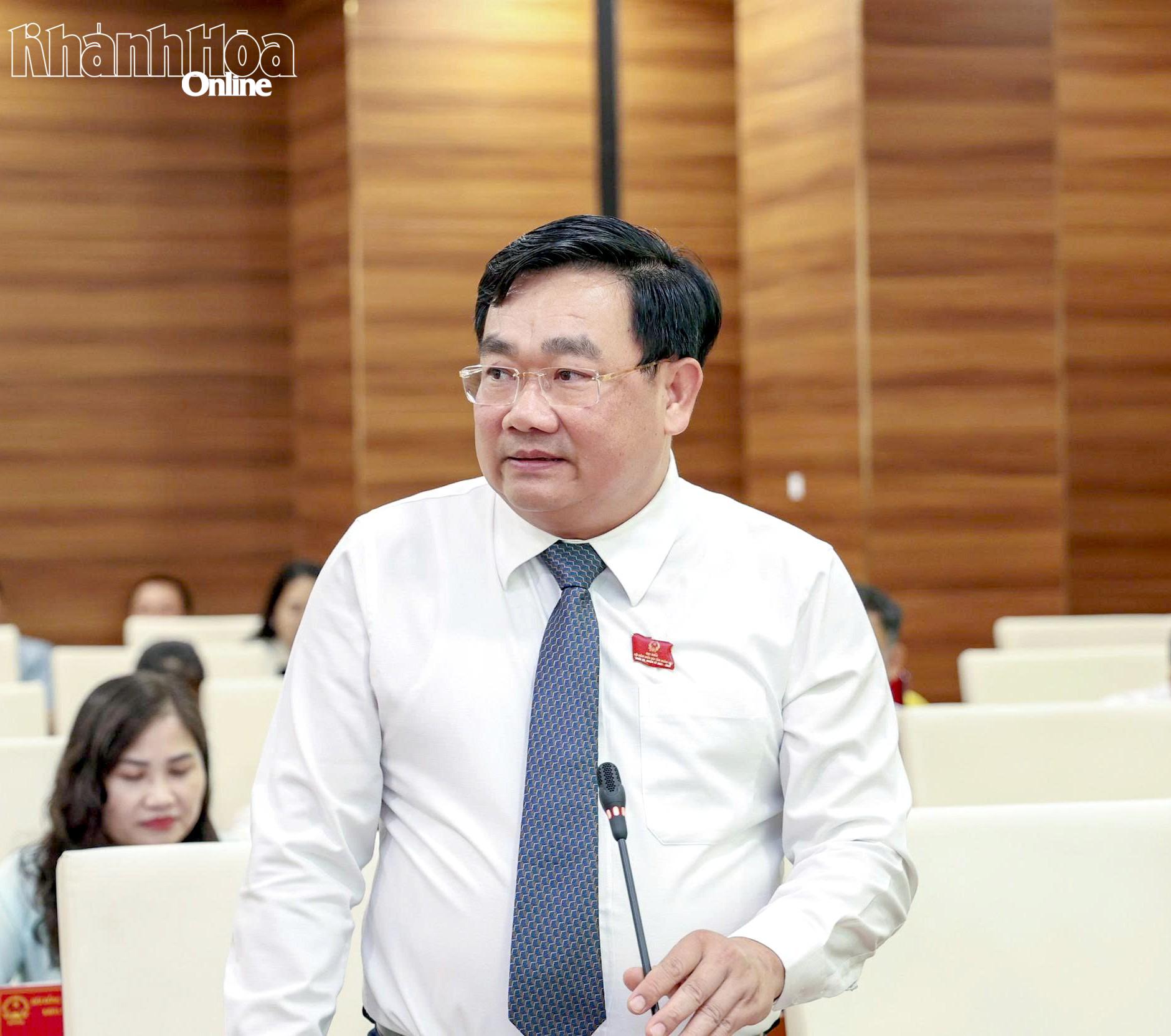 Phó Chủ tịch UBND tỉnh Trịnh Minh Hoàng trao về một số vấn đề đại biểu thảo luận