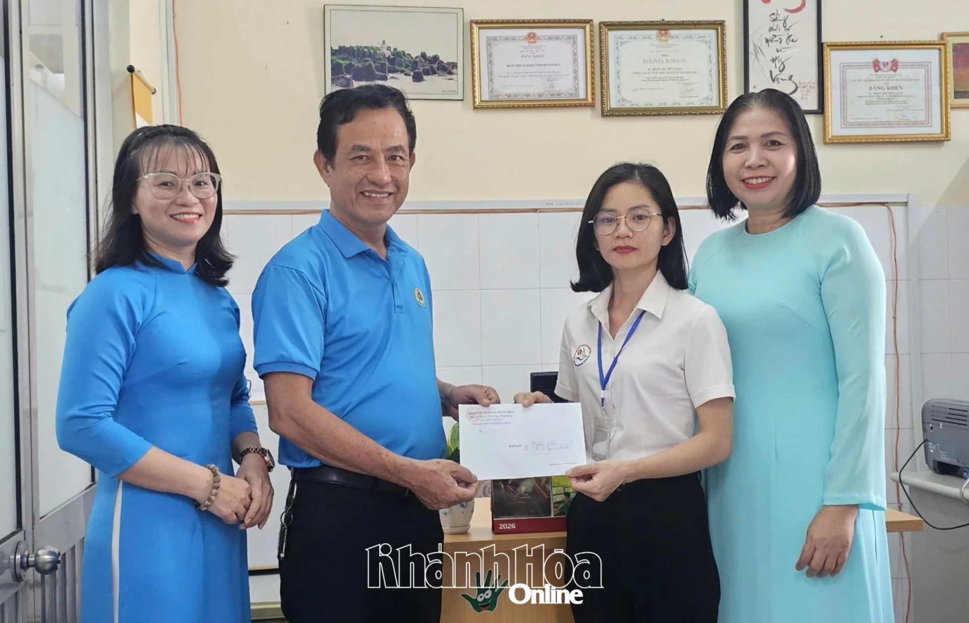 Ông Đinh Tấn Hùng - 
Chủ tịch Công đoàn cơ sở Bệnh viện 
Đa khoa Khánh Hòa trao hỗ trợ 
cho đoàn viên có hoàn cảnh khó khăn.
