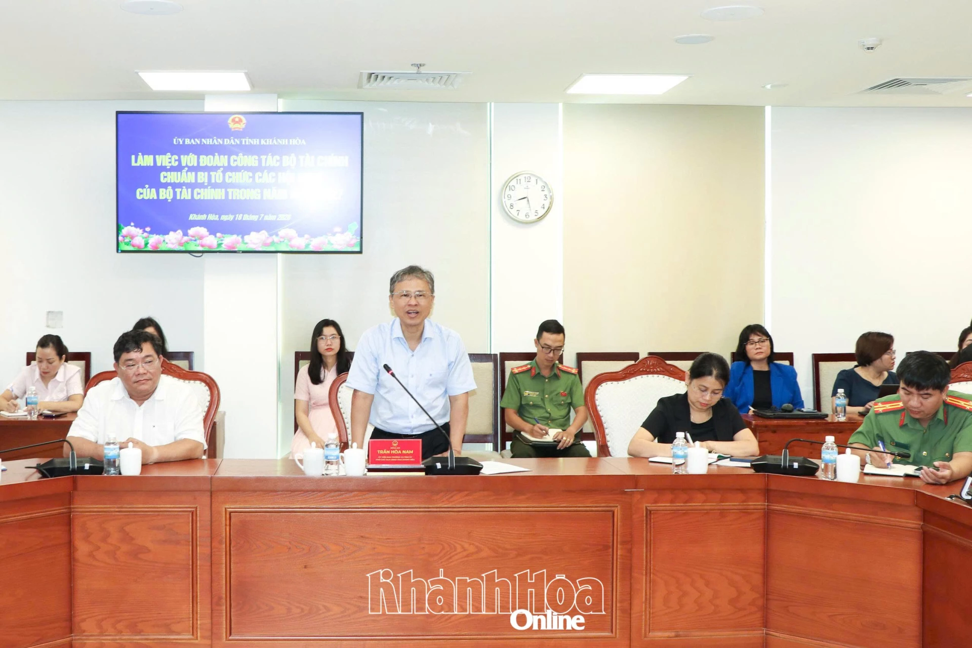 Phó Chủ tịch UBND tỉnh Trần Hòa Nam phát biểu tại buổi làm việc.