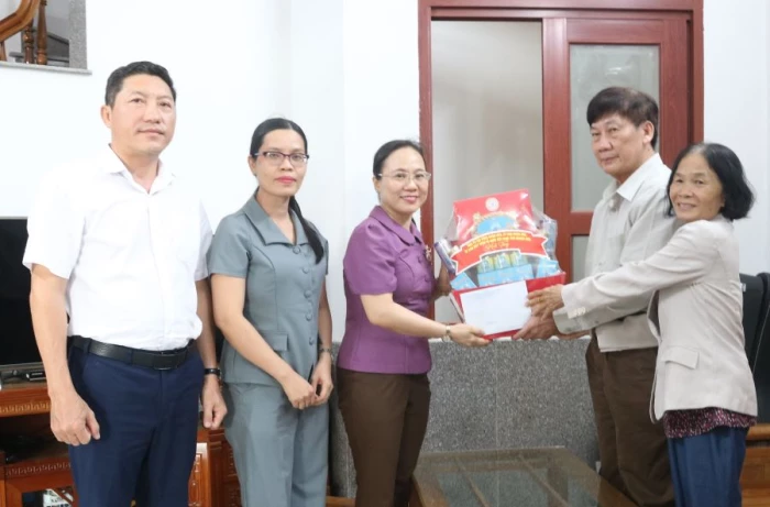 Đảng ủy phường Phan Rang thăm, tặng quà người có công với cách mạng 
