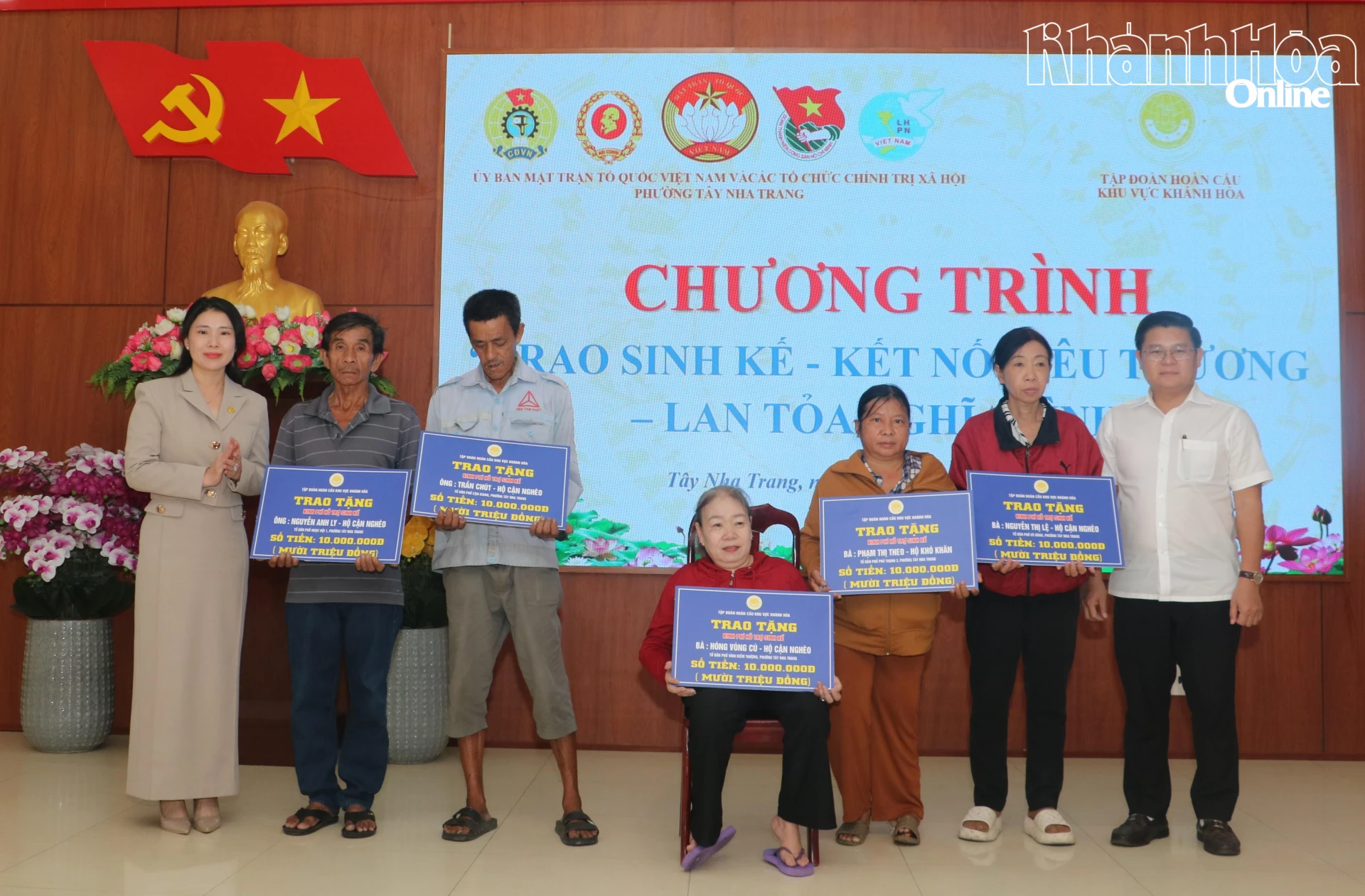 Ông Nguyễn Đức Tân - Bí thư Đảng ủy phường và lãnh đạo Tập đoàn Hoàn Cầu khu vực Khánh Hòa trao hỗ trợ cho các gia đình.