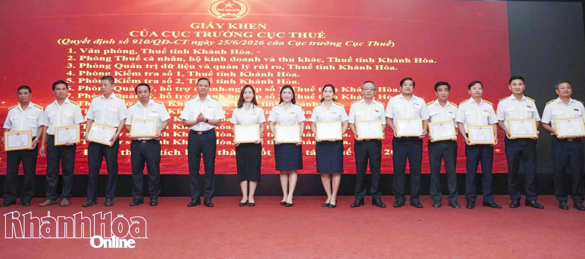 Ông Nguyễn Ngọc Tú - Trưởng Thuế tỉnh trao giấy khen của Cục Thuế cho các tập thể.
