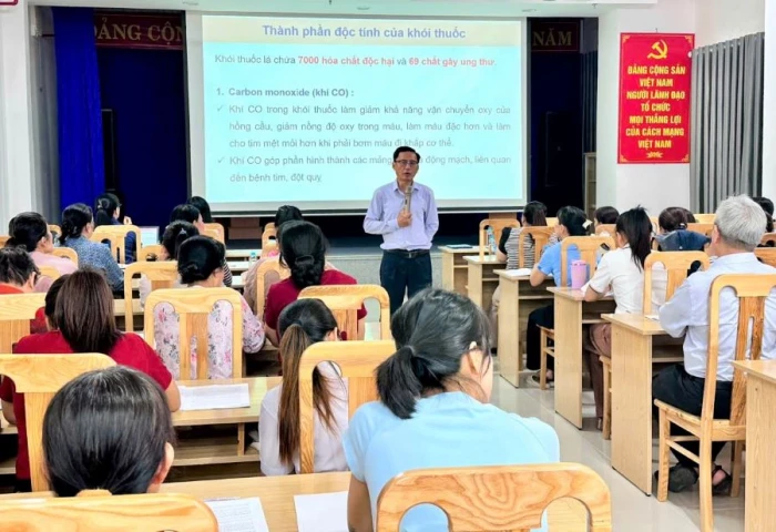 Phường Cam Ranh tập huấn phòng, chống tác hại của thuốc lá cho 50 cán bộ y tế cơ sở