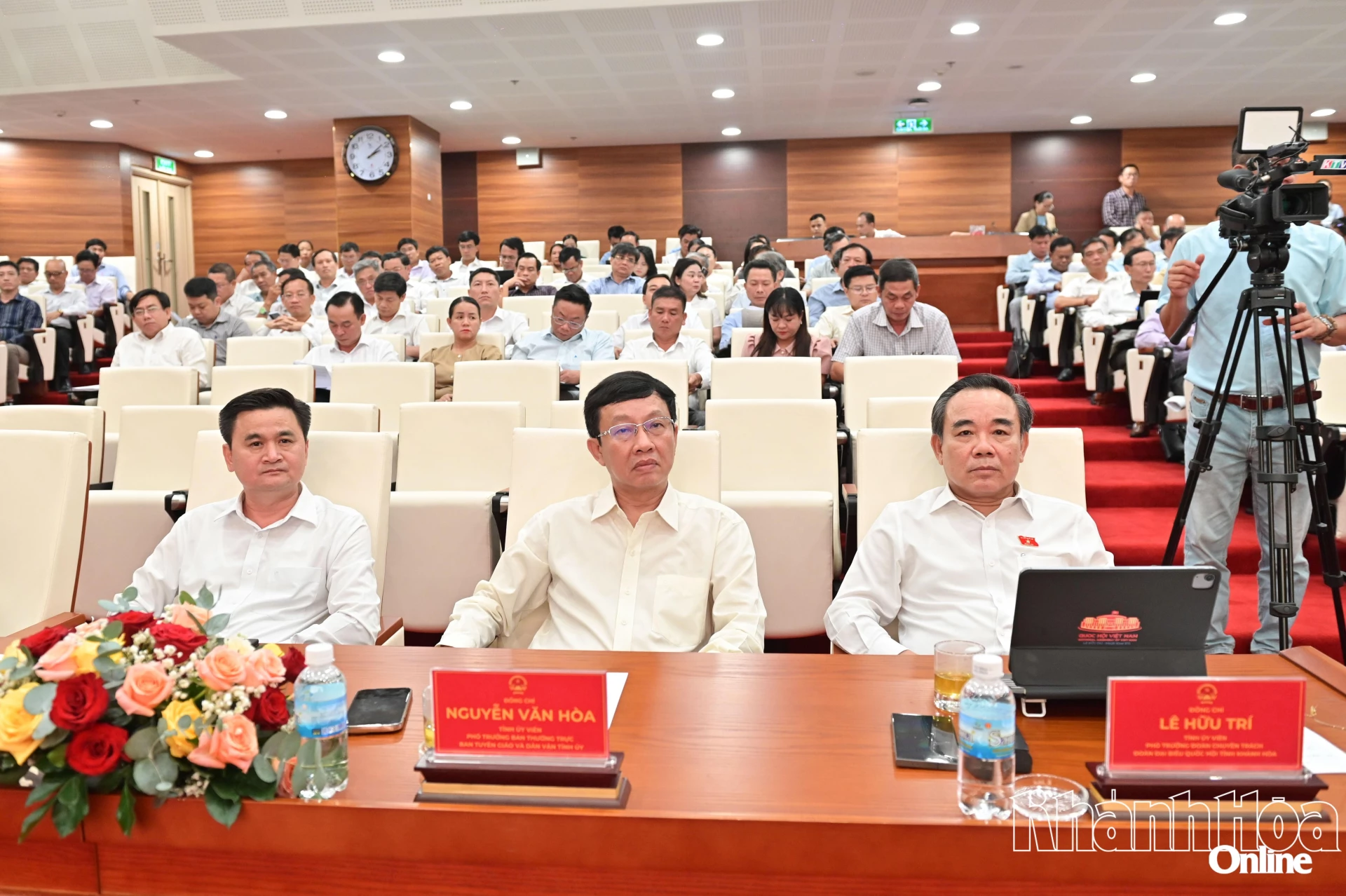 Đồng chí Lê Hữu Trí và lãnh đạo Ban Tuyên giáo và Dân vận Tỉnh ủy dự cuộc họp.