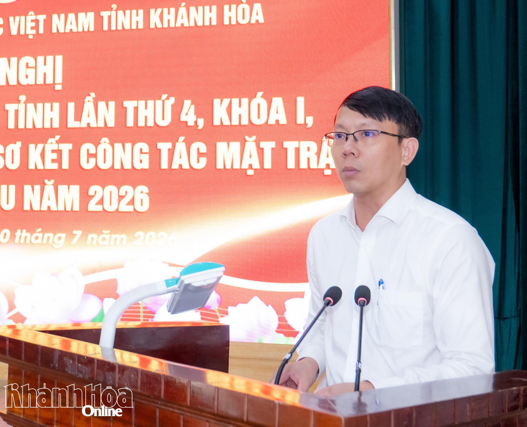 Đồng chí Nguyễn Thanh Hà thông tin về tình hình kinh tế - xã hội của tỉnh.