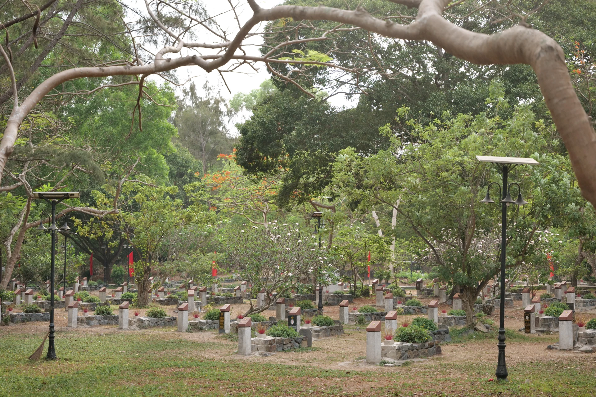 Nghĩa trang Hàng Dương là nơi an nghỉ của gần 2.000 liệt sĩ, chiến sĩ cách mạng và người yêu nước, trong đó còn nhiều phần mộ chưa xác định được danh tính.