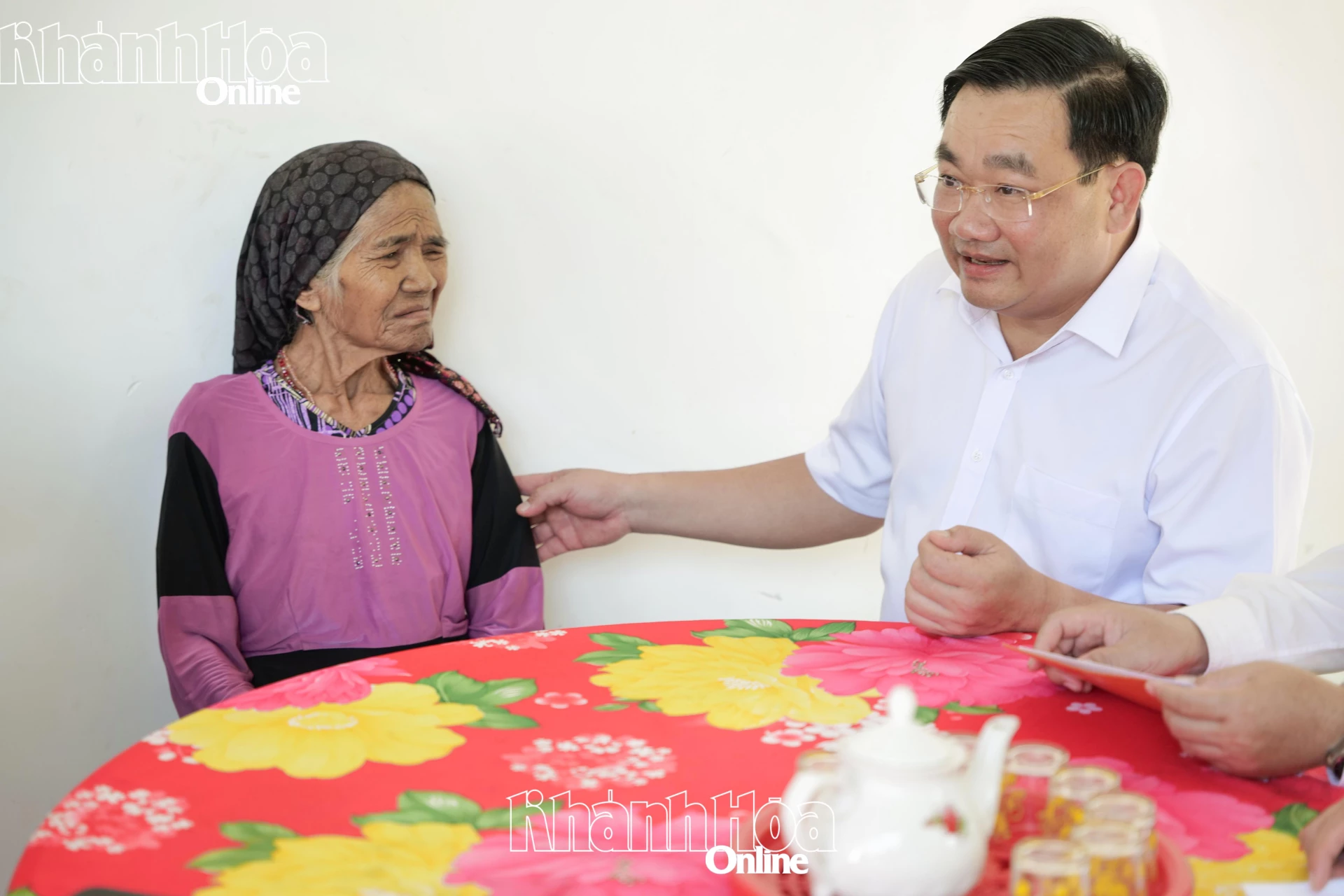 Phó Chủ tịch UBND tỉnh Trịnh Minh Hoàng thăm hỏi sức khỏe, động viên bà Patau Axá Thị Linh.