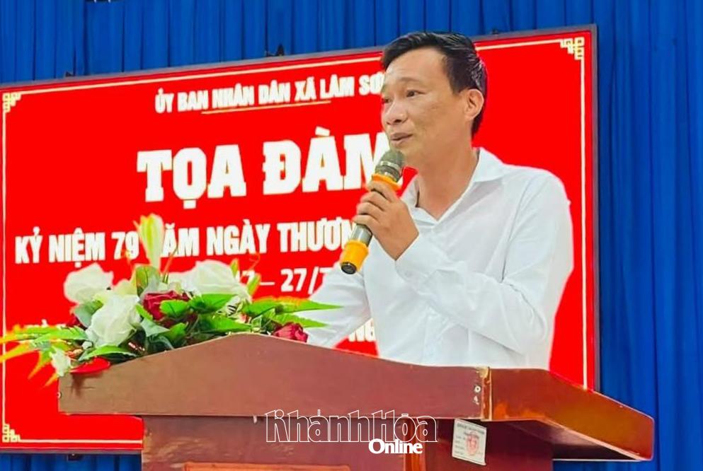 Lãnh đạo xã Lâm Sơn phát biểu tri ân các anh hùng liệt sĩ, người có công với cách mạng tại buổi tọa đàm.