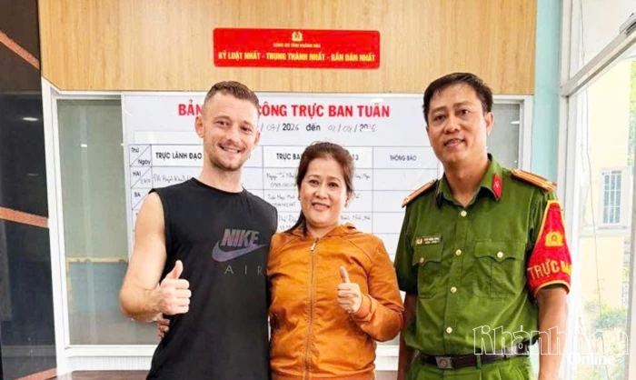 Công an Khánh Hòa giúp du khách Nga nhận lại tài sản bị đánh rơi