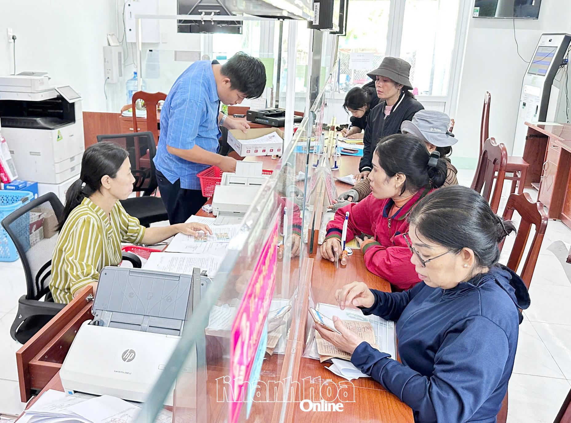 Người dân thực hiện thủ tục hành chính tại Trung tâm Phục vụ hành chính công xã Phước Hữu.