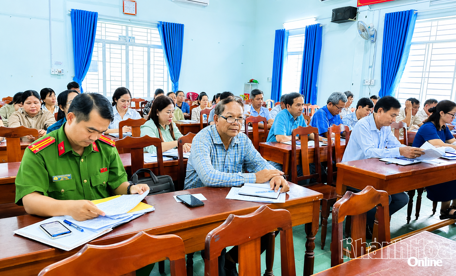 Các đại biểu dự họp.