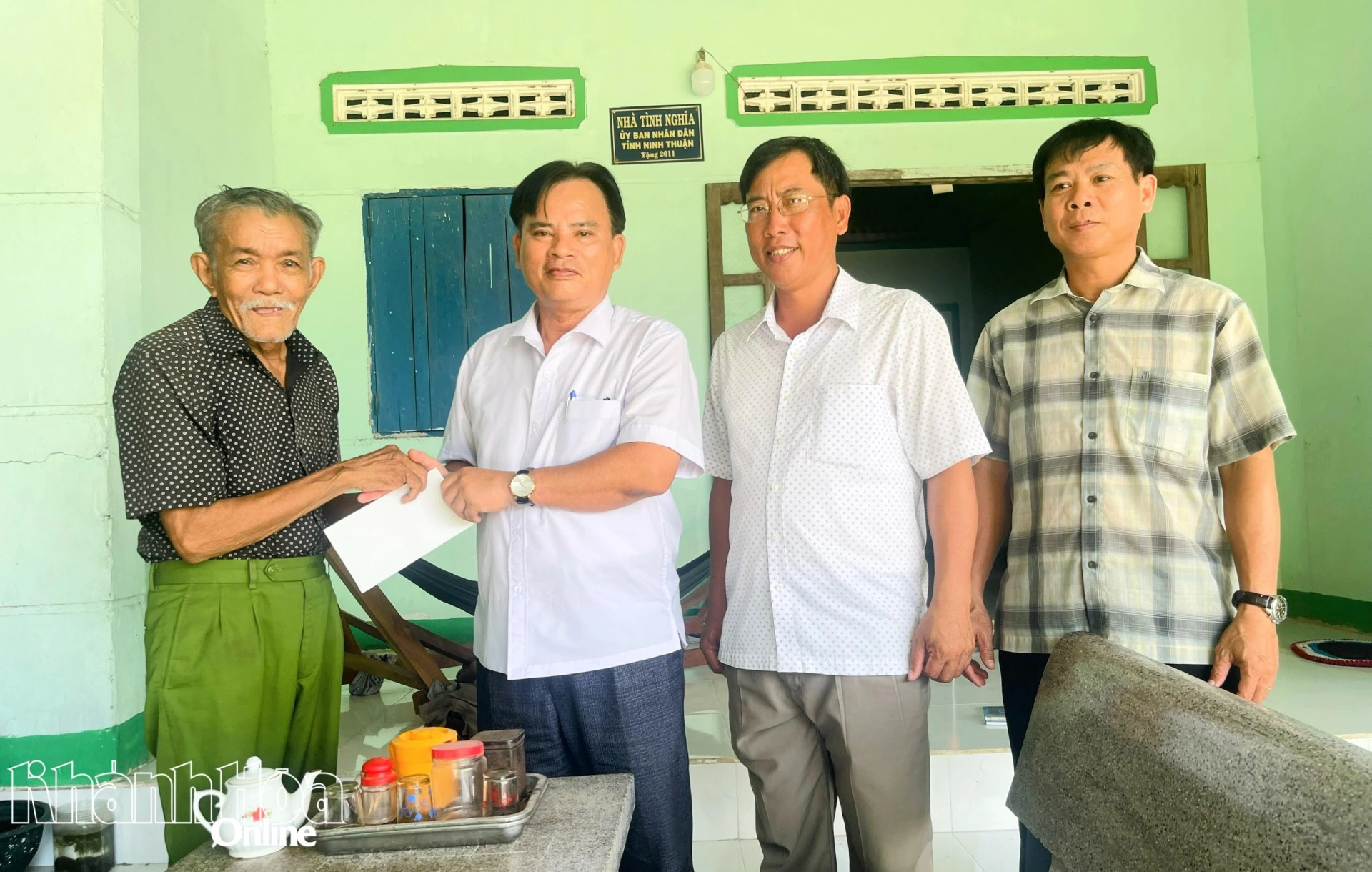 Lãnh đạo xã Phước Hữu thăm, tặng quà các gia đình chính sách, người có công với cách mạng.