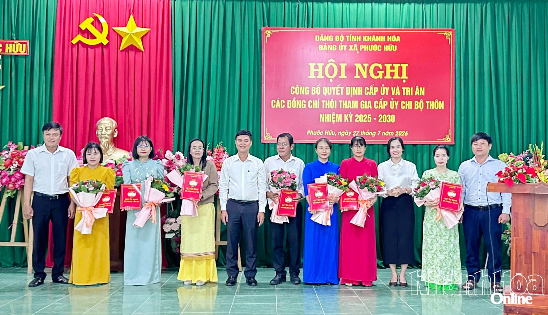 Đại diện Ban Thường trực Ủy ban MTTQ Việt Nam xã Phước Hữu trao quyết định và tặng qua chúc mừng Trưởng ban Công tác Mặt trận các thôn.