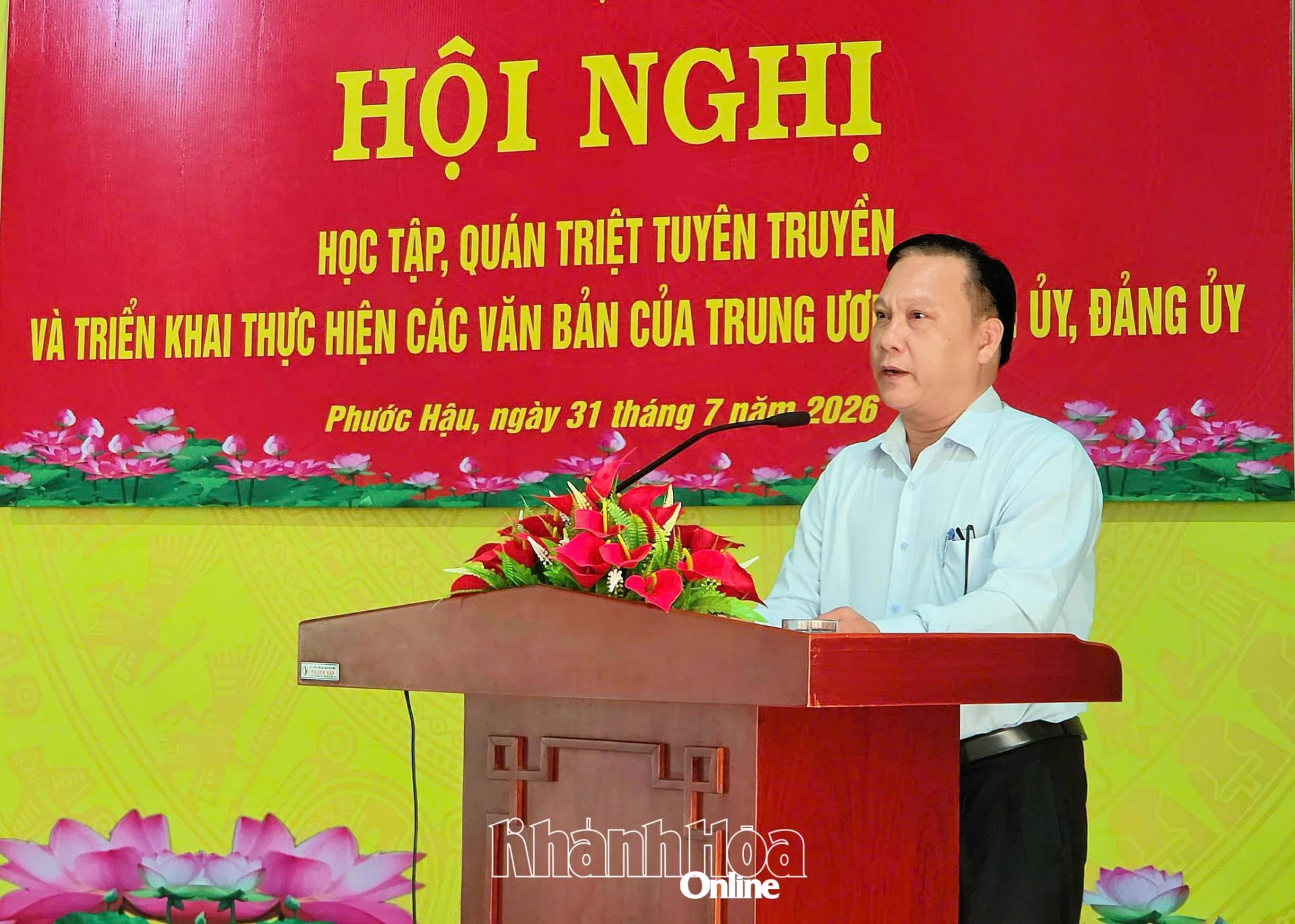 Lãnh đạo Đảng ủy xã Phước Hậu quán triệt một số văn bản tại hội nghị.