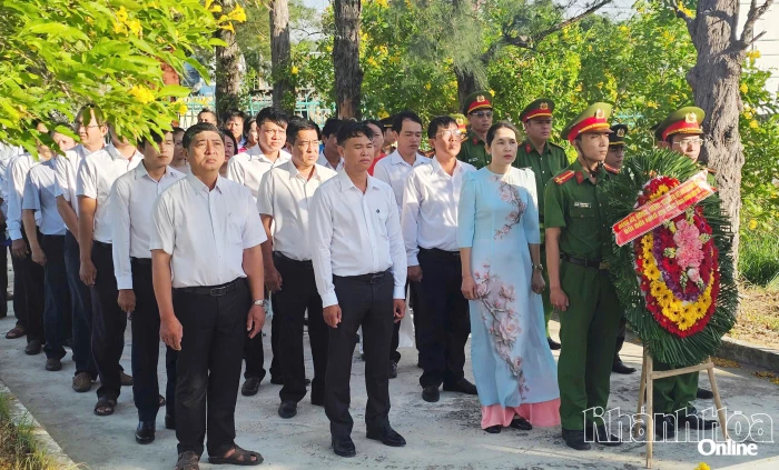 Xã Phước Hữu tổ chức lễ dâng hương tưởng niệm các anh hùng liệt sĩ