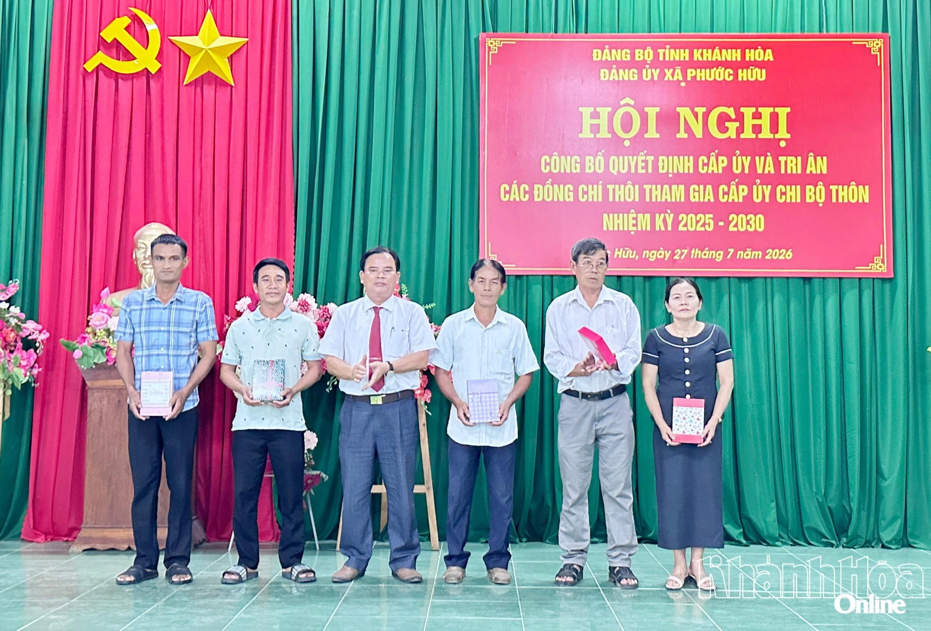 Lãnh đạo Đảng ủy xã Phước Hữu tặng quà tri ân những người thôi tham gia cấp ủy các thôn nhiệm kỳ 2025 - 2030.