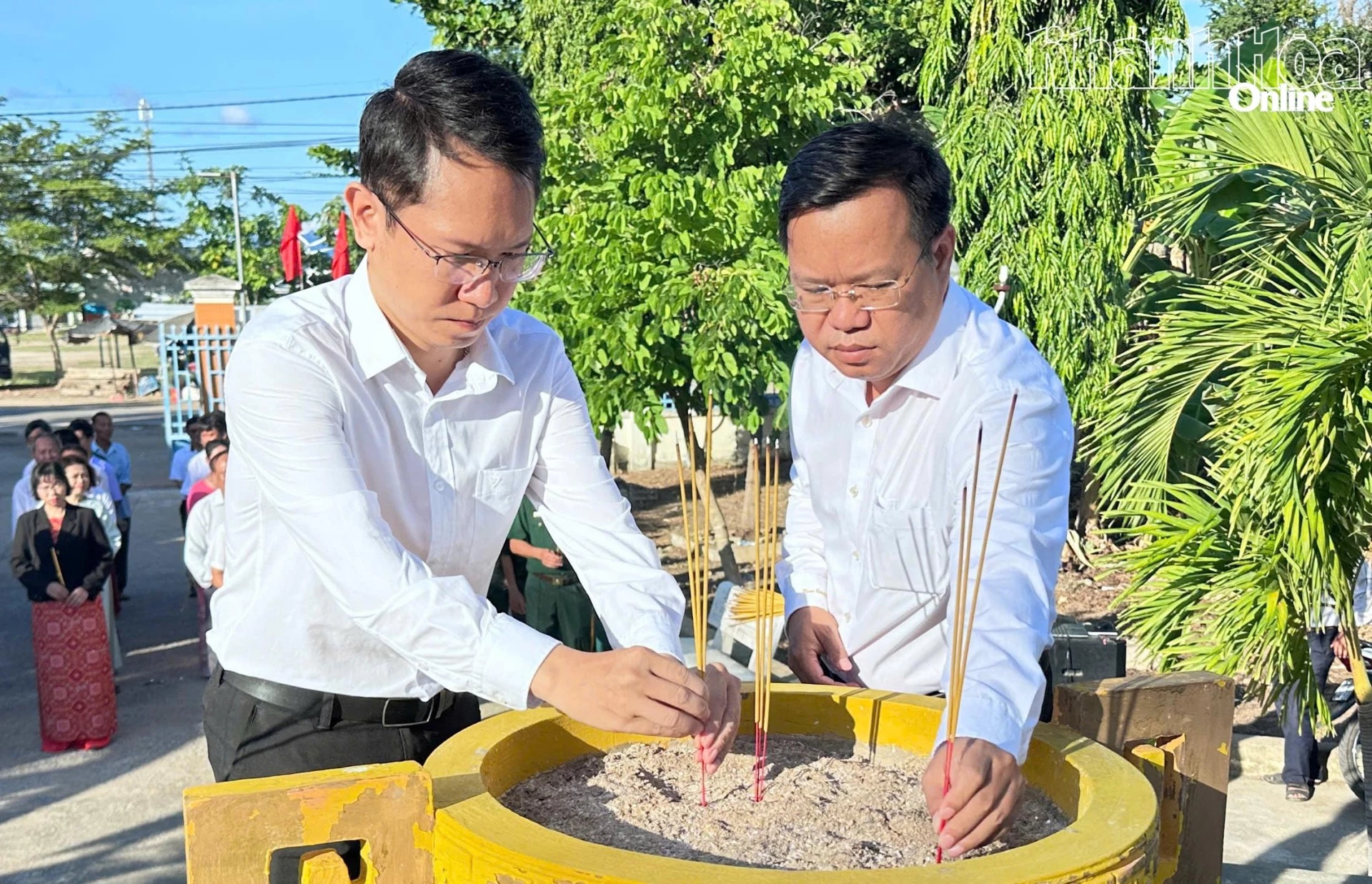 Lãnh đạo UBND xã Phước Hữu thắp nén hương tri ân các liệt sĩ.