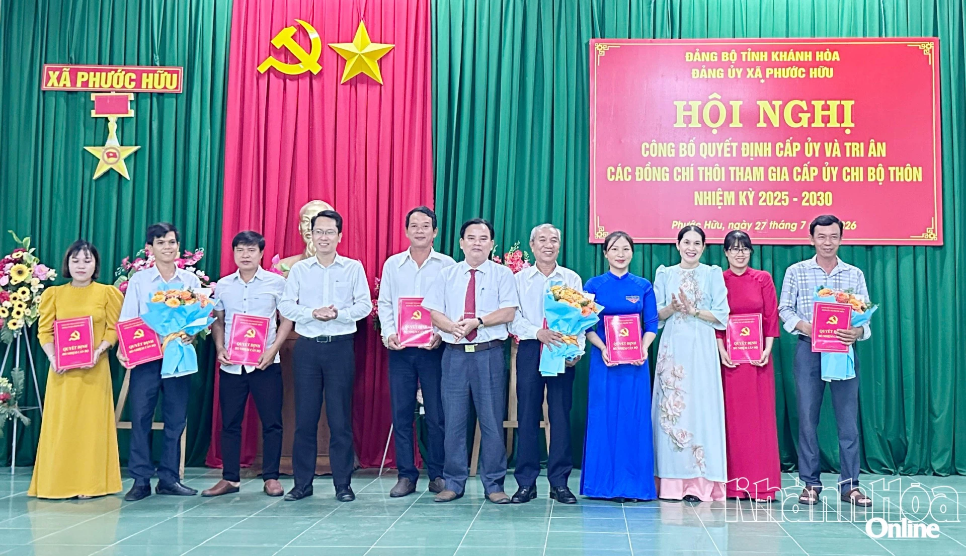 Thường trực Đảng ủy xã Phước Hữu trao quyết định và tặng hoa chúc mừng cấp ủy các chi bộ thôn.
