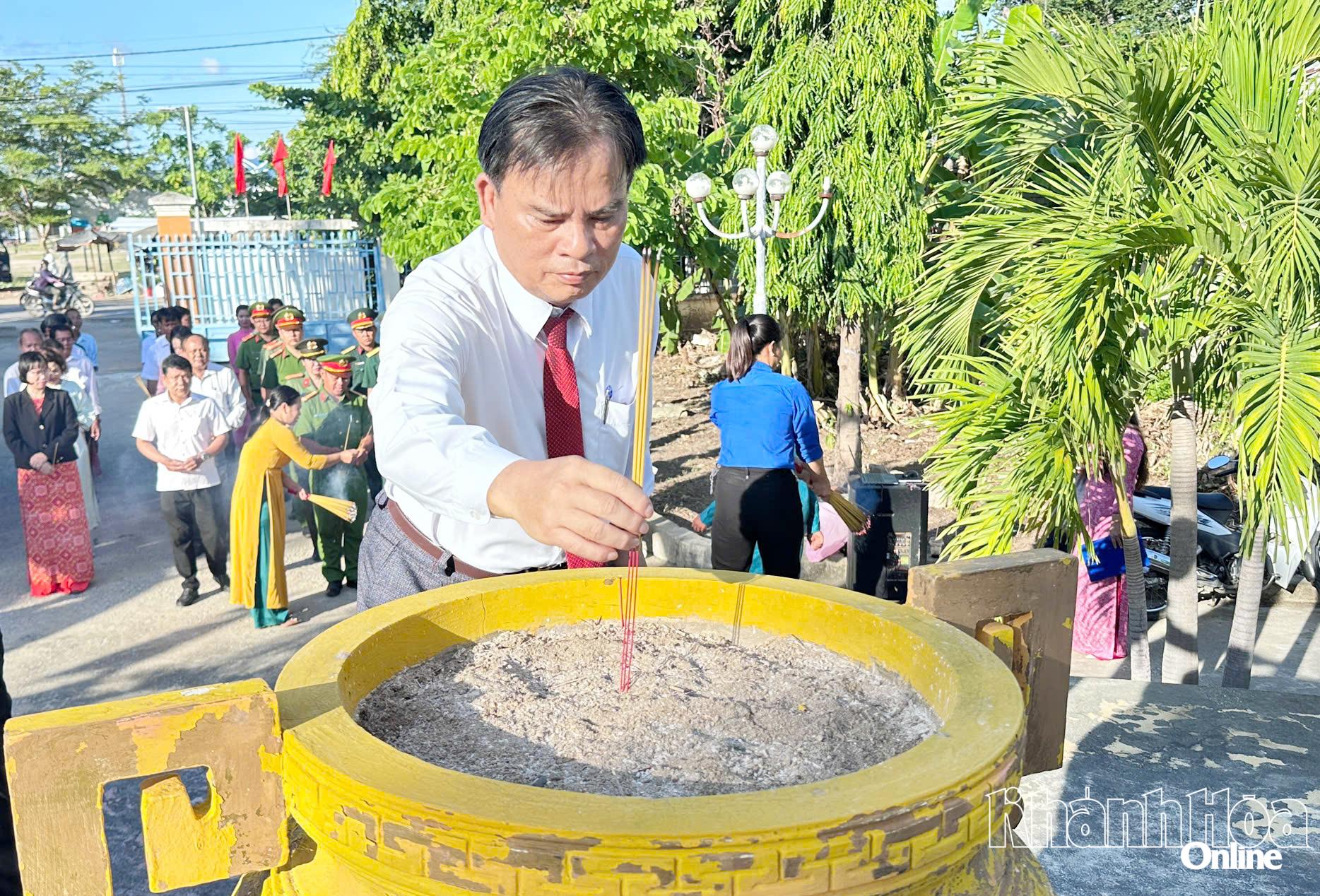 Lãnh đạo Đảng ủy xã Phước Hữu thắp nén hương tri ân các liệt sĩ.