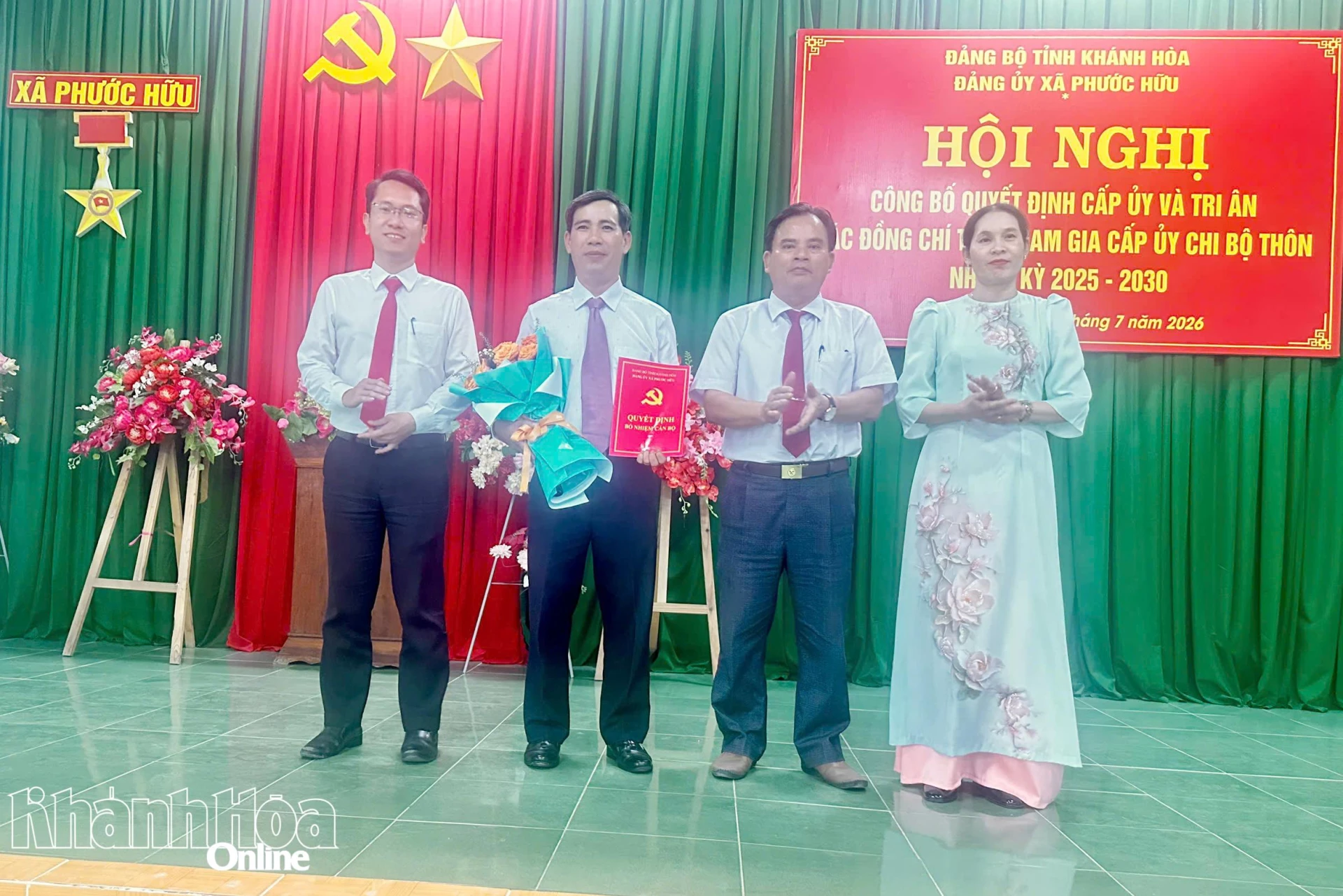 Thường trực Đảng ủy xã Phước Hữu trao quyết định của Ban Thường vụ Tỉnh ủy và tặng hoa chúc mừng ông Phan Ngọc Thành.