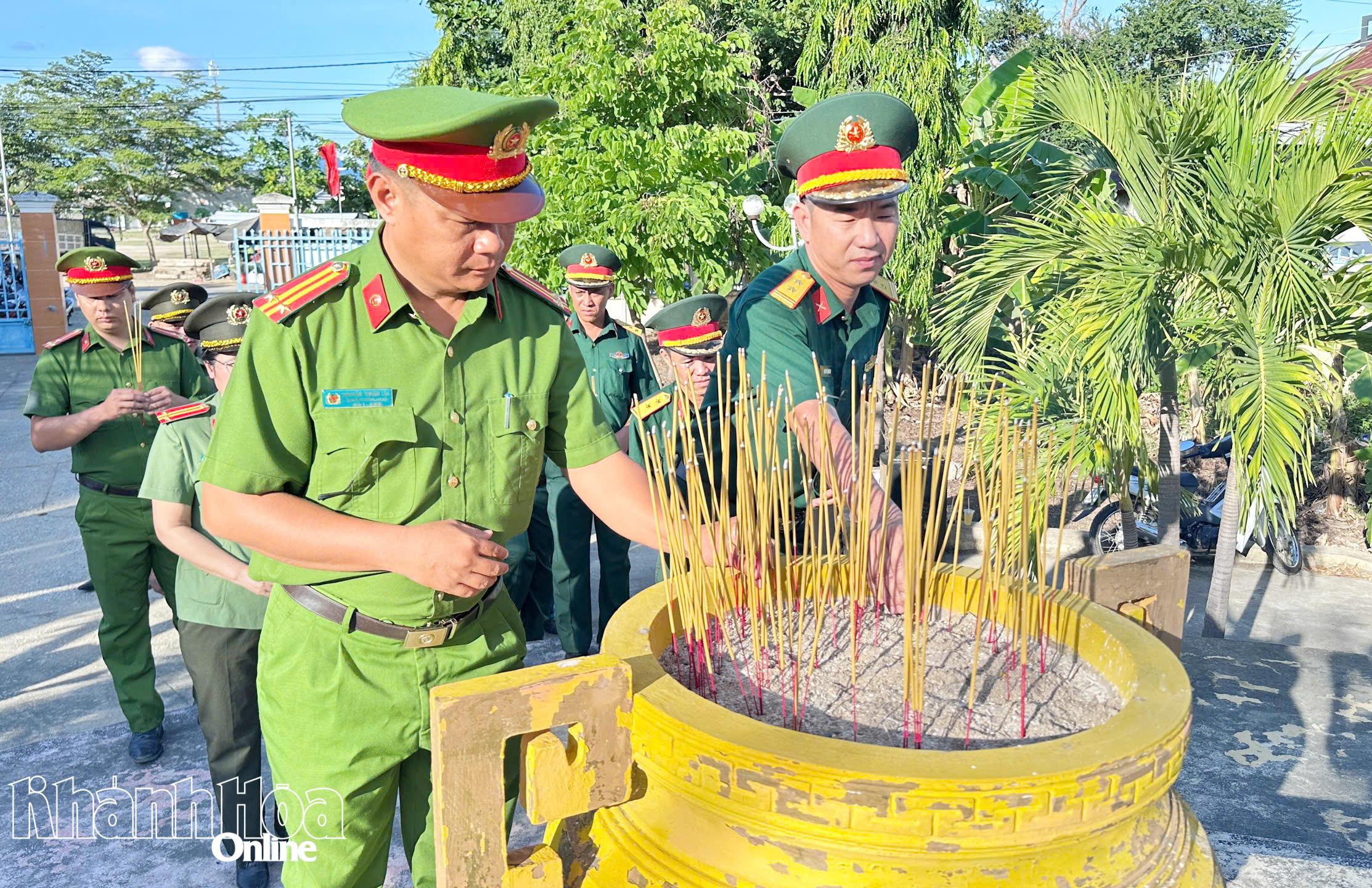 Các đại biểu dâng hương tưởng niệm các anh hùng liệt sĩ.