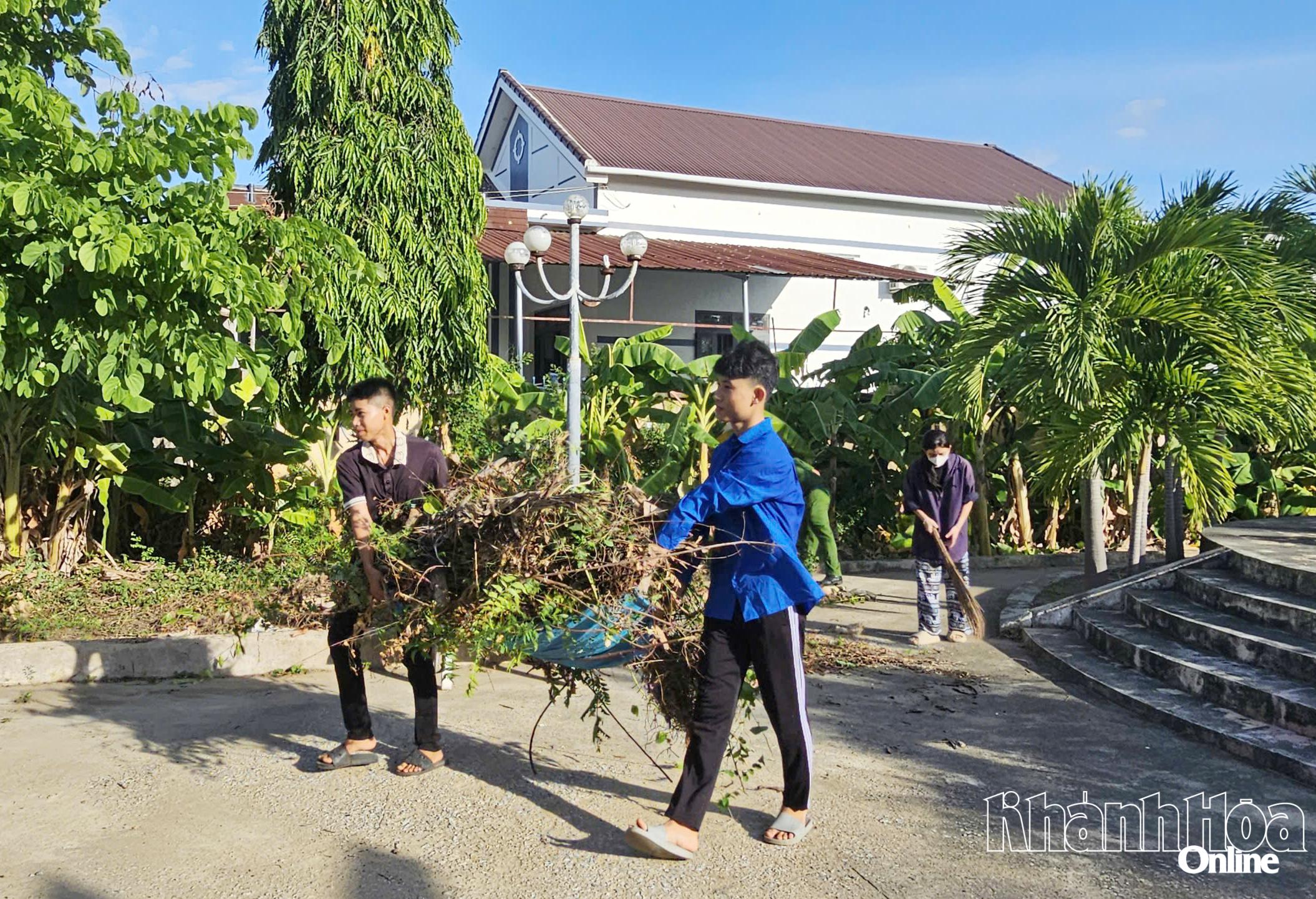 Đoàn viên, thanh niên và học sinh tổng dọn vệ sinh khuôn viên Đài tưởng niệm liệt sĩ xã Phước Hữu.