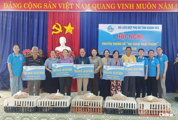 Hội Liên hiệp Phụ nữ xã Phước Hậu trao gà giống hỗ trợ hội viên có hoàn cảnh khó khăn