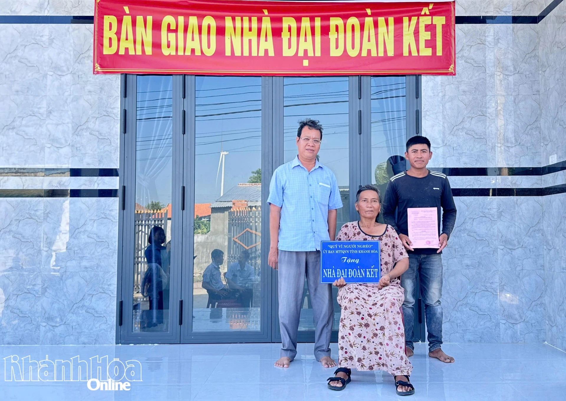 Lãnh đạo Ủy ban MTTQ Việt Nam xã Phước Hữu trao bảng tượng trưng và quyết định bàn giao nhà Đại đoàn kết cho gia đình bà Vạn Thị Rạ .