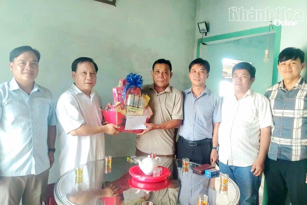 Lãnh đạo Đảng ủy xã Phước Hậu thăm, tặng quà gia đình người có công với cách mạng tại địa phương.