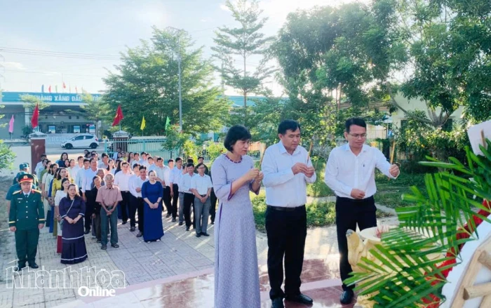 Xã Phước Hậu tổ chức dâng hương tri ân các anh hùng liệt sĩ
