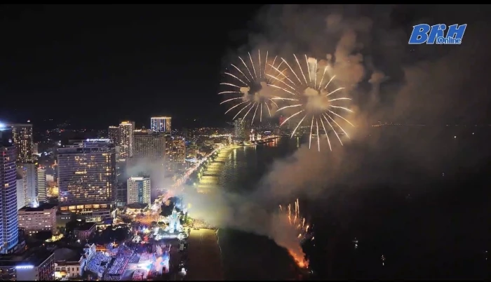 [Video] Mãn nhãn với màn pháo hoa rực sáng bầu trời đêm khai mạc Festival Biển Khánh Hòa 2026