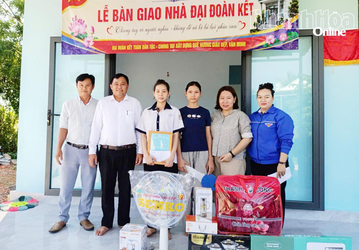 Đại diện Ủy ban MTTQ Việt Nam xã Phước Hậu trao quà cho gia đình em Nguyễn Lâm Yến Nhi tại lễ bàn giao nhà Đại đoàn kết.