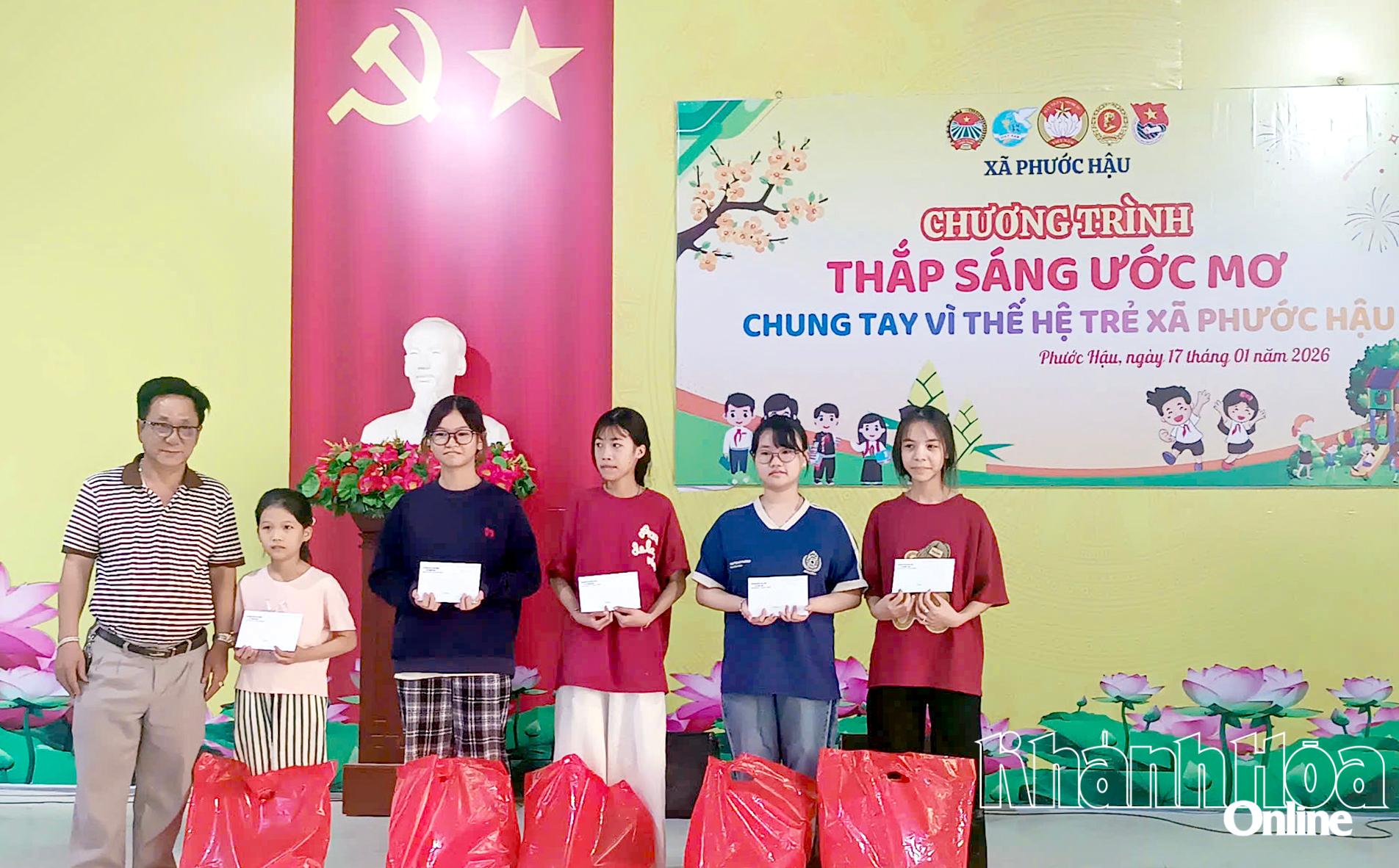 Nhà hảo tâm trao quà cho trẻ em xã Phước Hậu có hoàn cảnh khó khăn.
