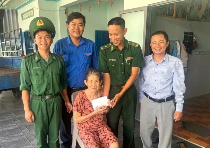 Đồn Biên phòng Phước Dinh thăm, tặng quà người có công 