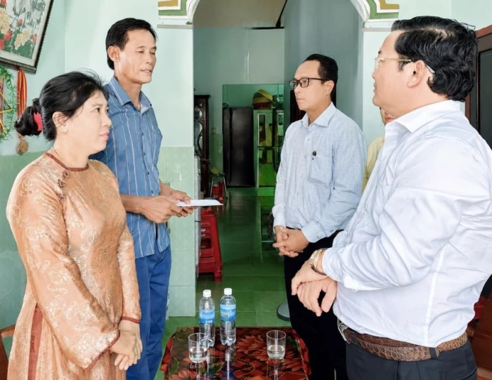 Phường Đông Ninh Hòa thăm, tặng quà các gia đình thương binh