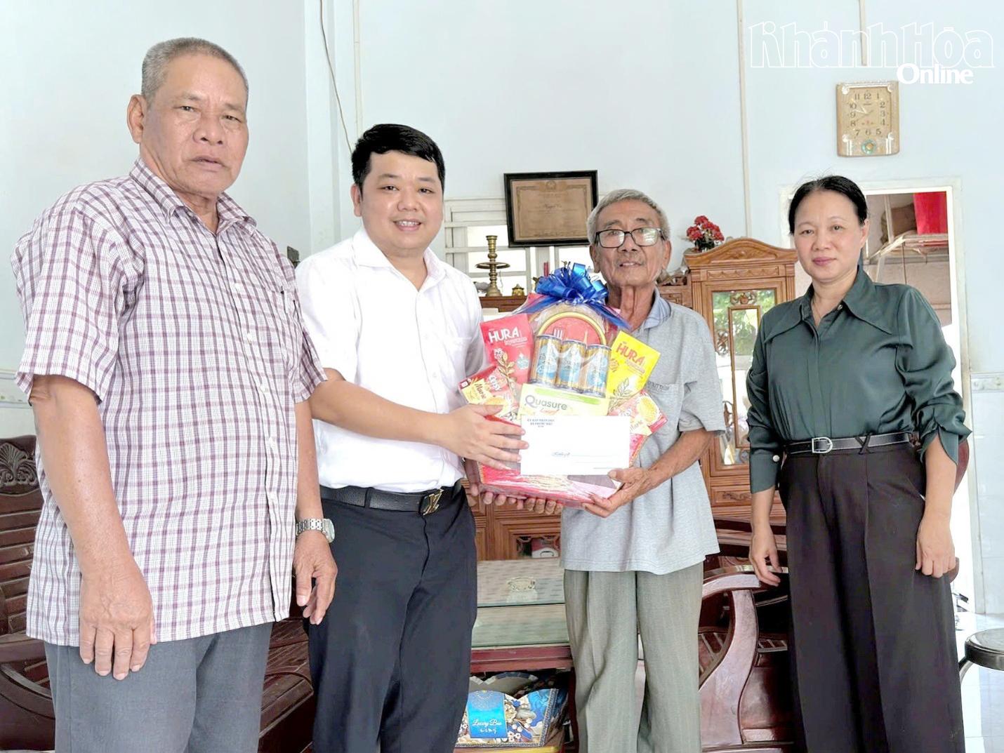 Lãnh đạo Đảng ủy, UBND xã Phước Hậu thăm, tặng quà các gia đình người có công với cách mạng tại địa phương.