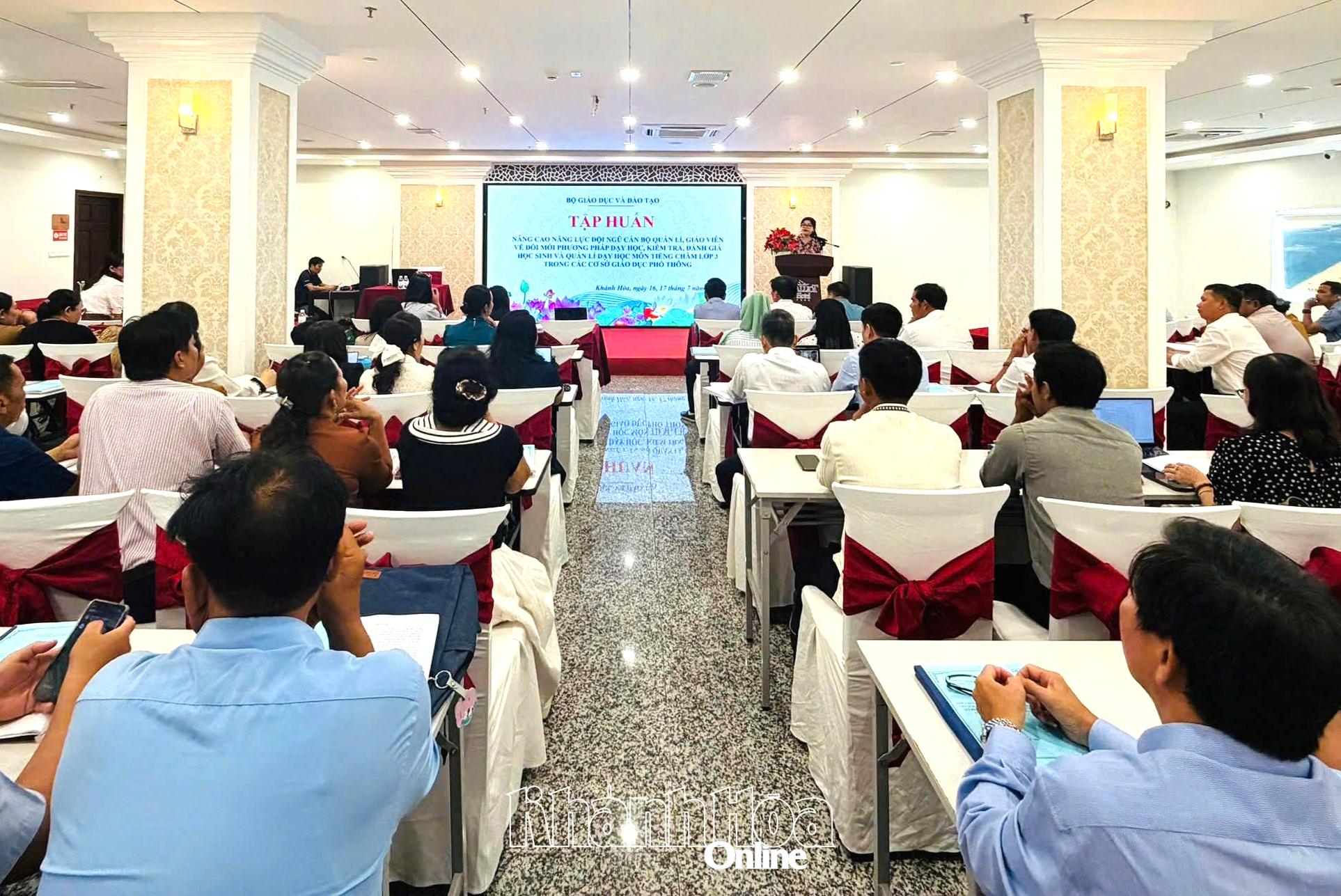 Quang cảnh buổi tập huấn.
