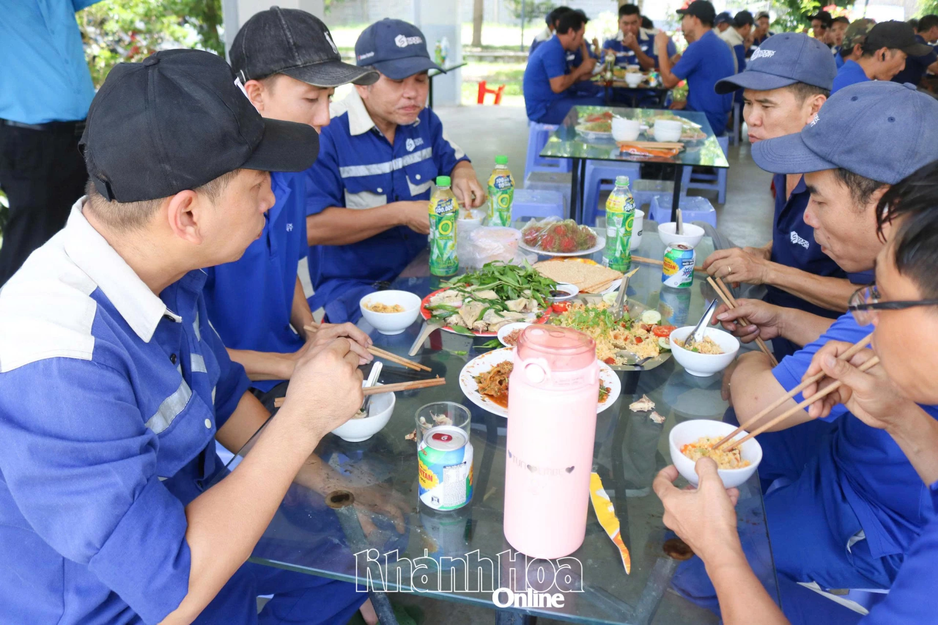 Đoàn viên, người lao động dùng Bữa cơm công đoàn.