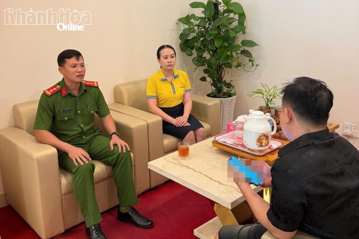 Nhân viên ngân hàng, Công an phường Phan Rang đã giải thích cho anh N. thủ đoạn của tội phạm mạng.