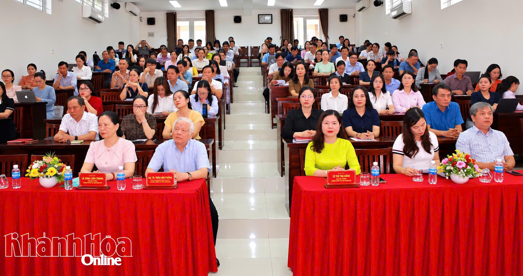 Các đại biểu tham dự lễ khai giảng.