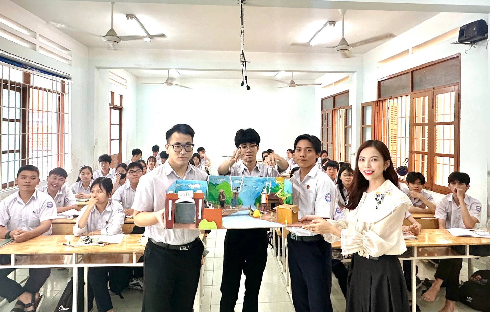 Mô hình múa rối cạn minh họa mối tình Chí Phèo - Thị Nở.