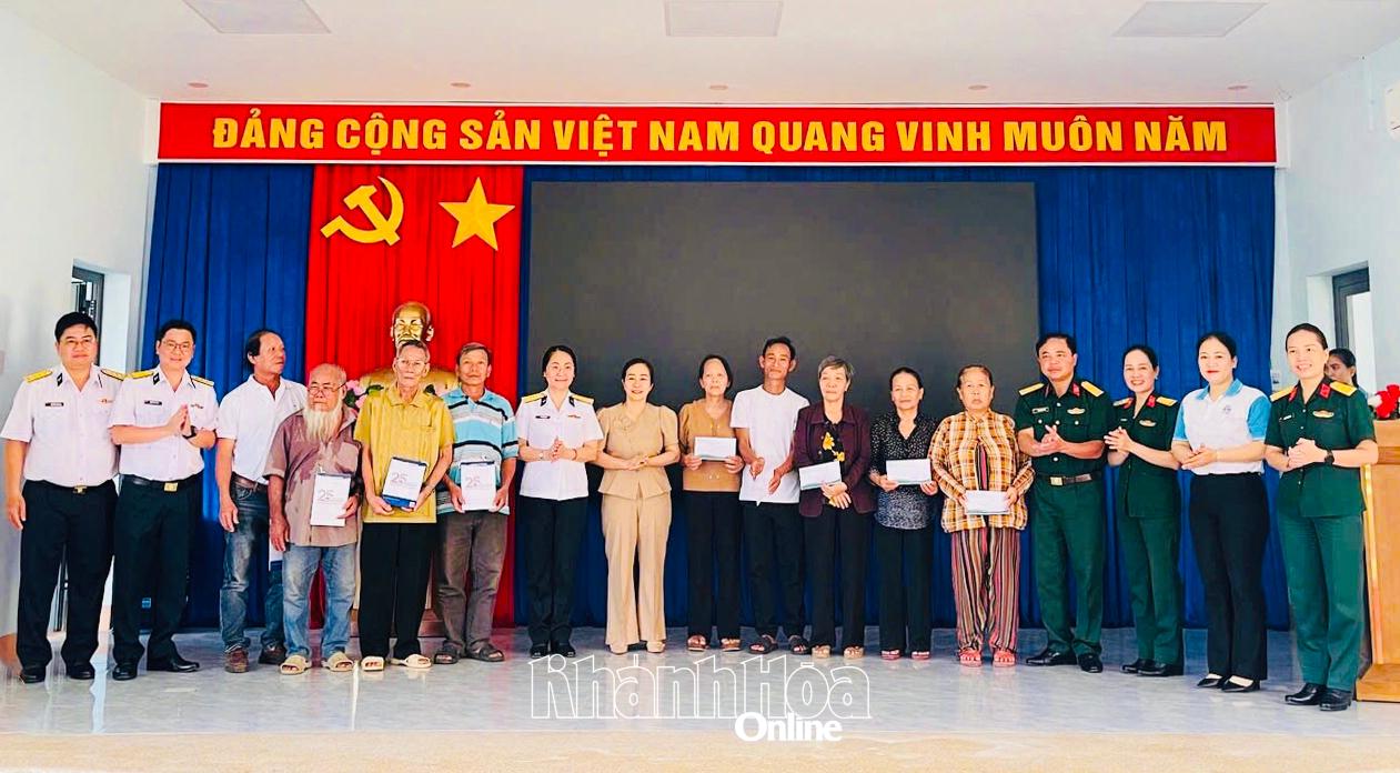 Ban tổ chức tặng quà cho các gia đình chính sách, người có công với cách mạng.