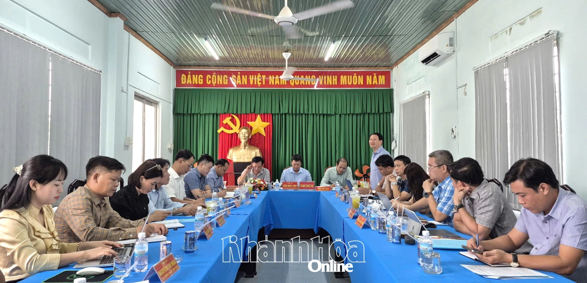 Quang cảnh buổi làm việc.