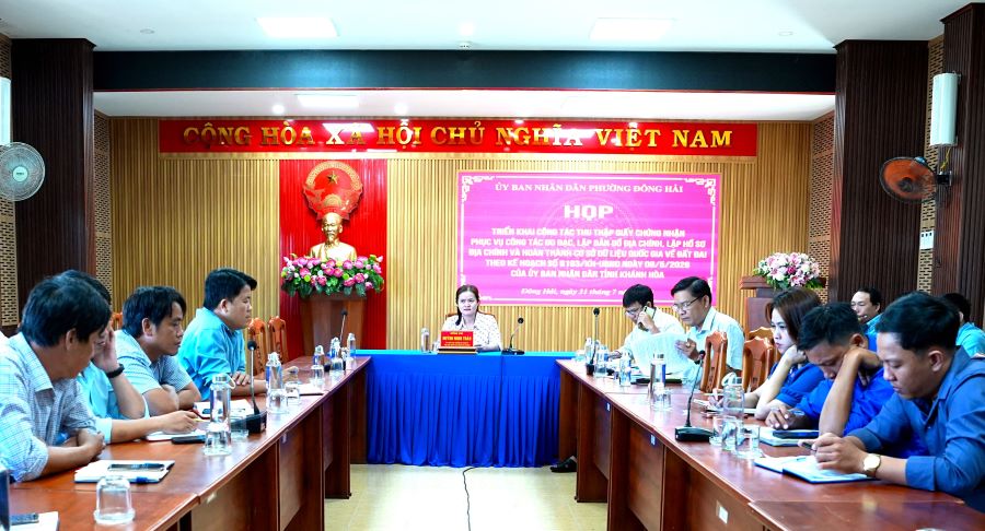 Quang cảnh cuộc họp.