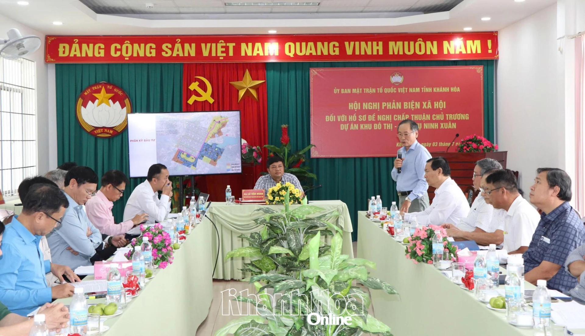 Quang cảnh hội nghị phản biên.