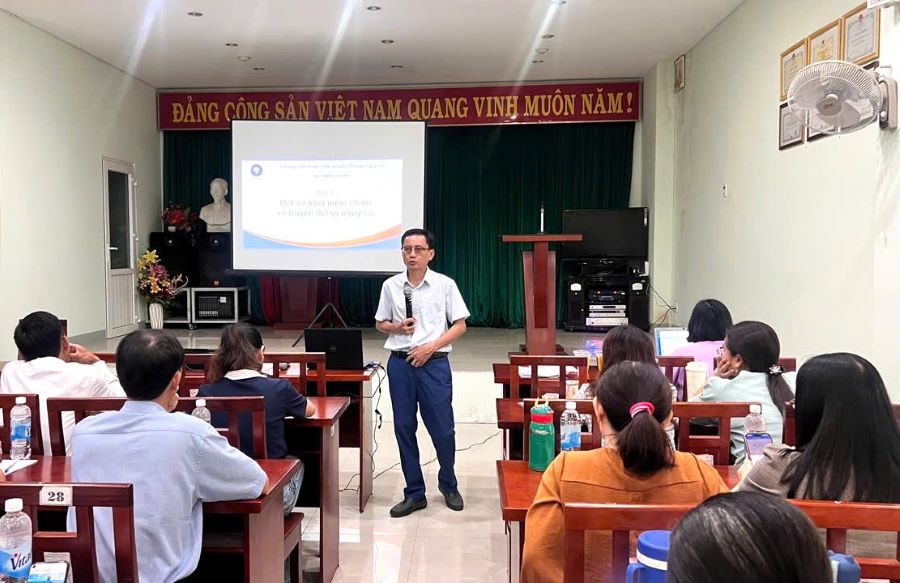 Quang cảnh lớp tập huấn.