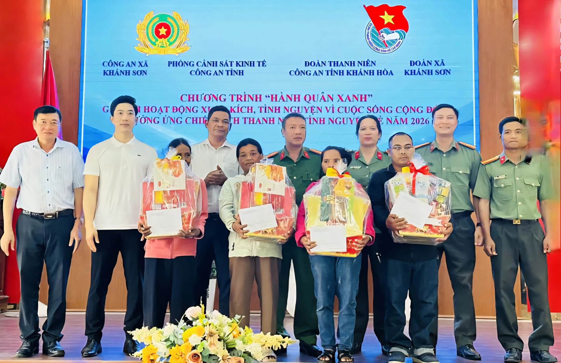 Lãnh đạo xã Khánh Sơn, đại diện Phòng Cảnh sát kinh tế Công an tỉnh và đơn vị tài trợ trao quà cho các gia đình chính sách.